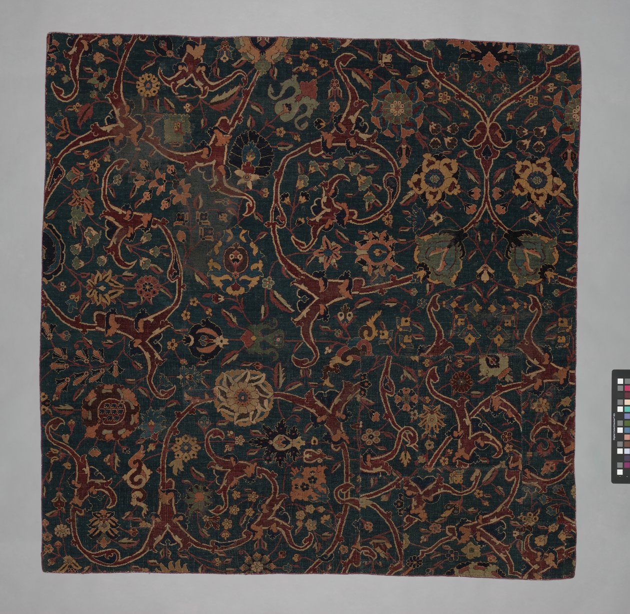 Blåslipt teppefragment med rullende blomsterranker, Iran, 1600-tallet. av Unbekannt