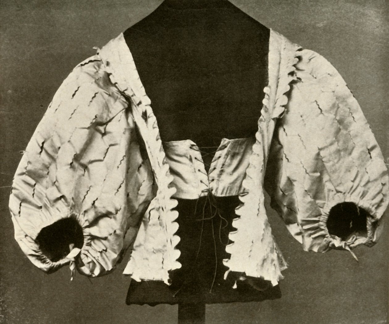 Bod av hvit sateng skåret og rosa, c1620-1640, 1937. av Unbekannt