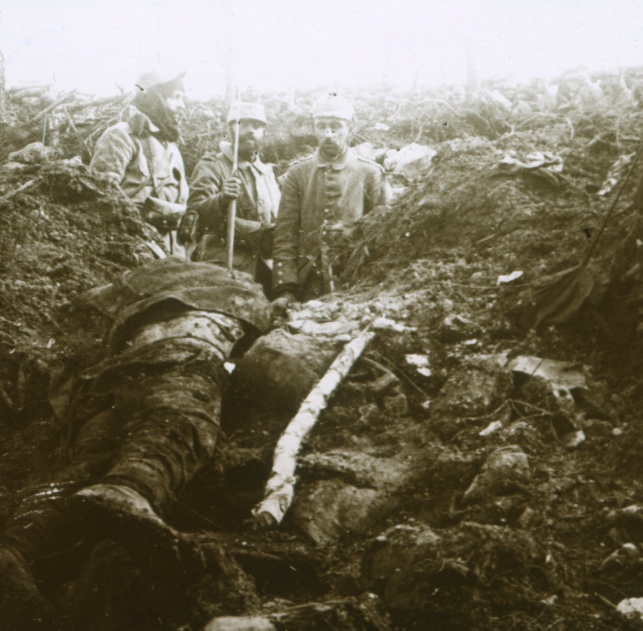 Lik og fanger, Les Éparges, Nord-Frankrike, 1915. av Unbekannt