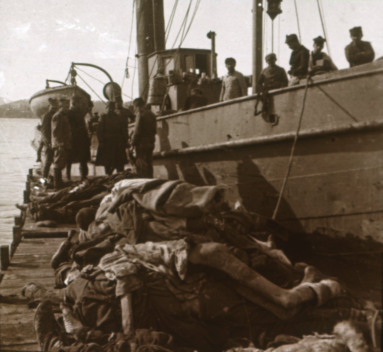 Liker av tyfusofre, Korfu, Hellas, c1915 av Unbekannt
