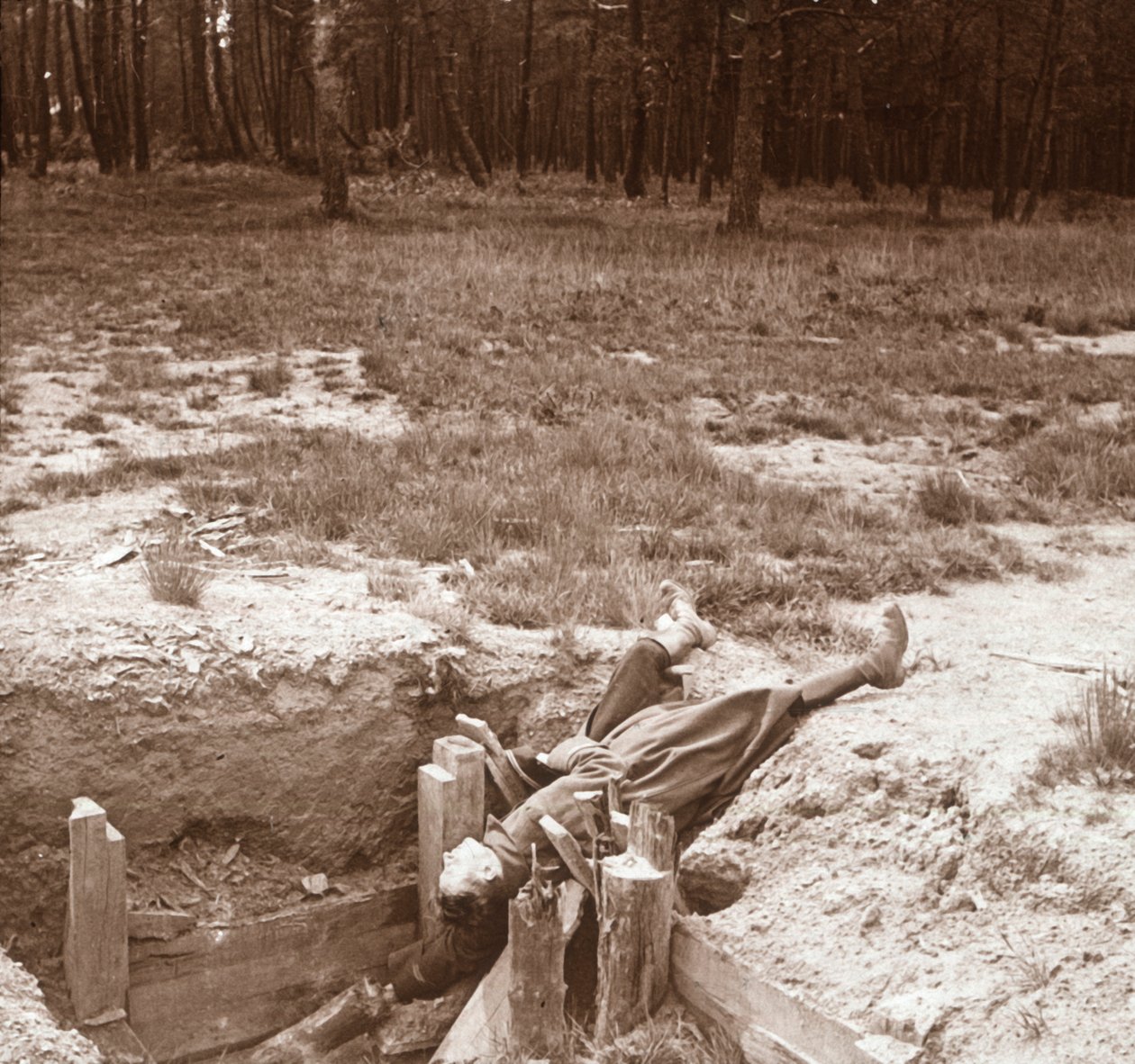 Liket av død soldat, Argonne, Nord-Frankrike, c1914-c1918 av Unbekannt