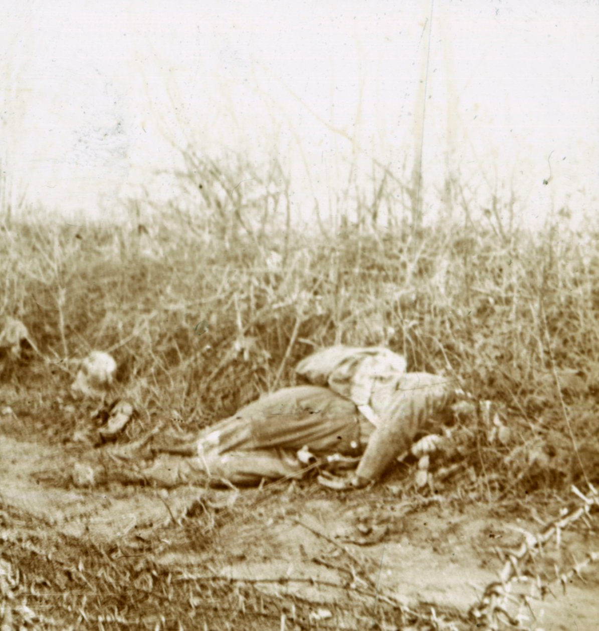 Liket av død soldat, Château-Porcien, Nord-Frankrike, c1914-c1918 av Unbekannt