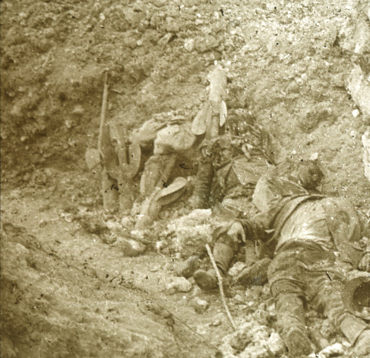 Liket av død soldat, c1914-c1918 av Unbekannt