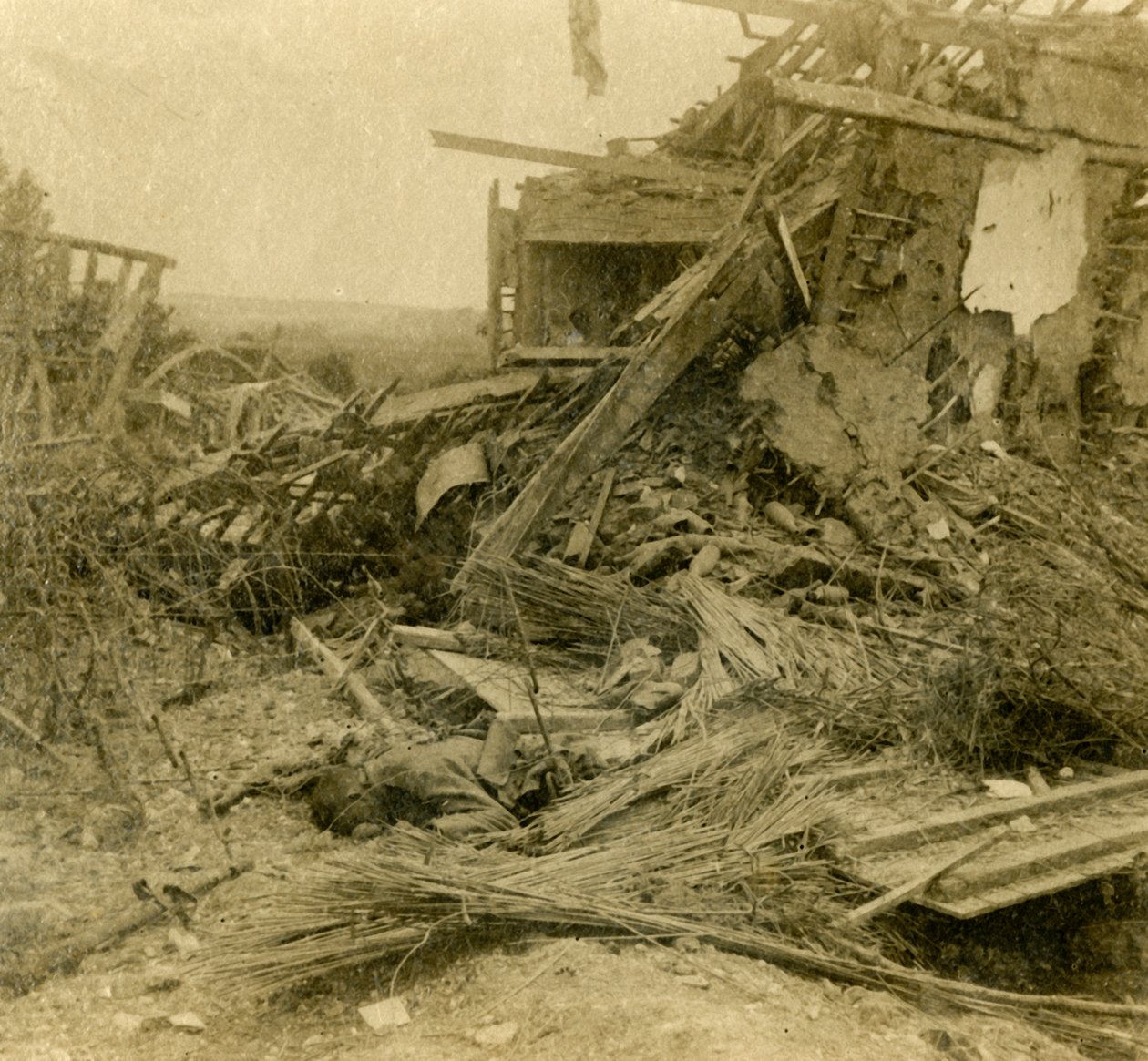 Utbombet bygning, lik av død soldat i forgrunnen, 1916 av Unbekannt