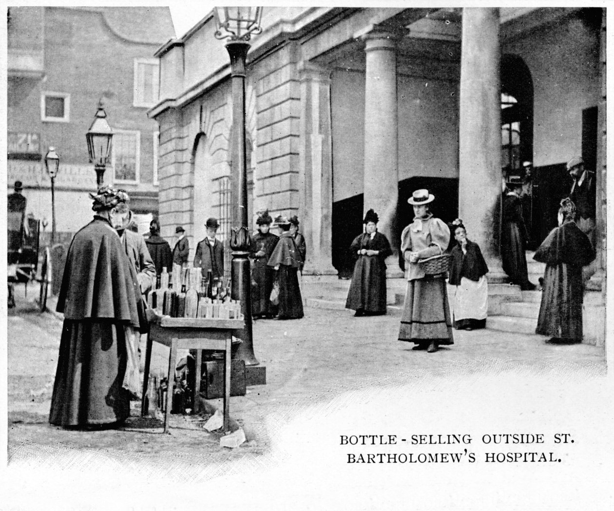 Flaske selges utenfor St Bartholomews Hospital, London, c1903 1903 av Unbekannt