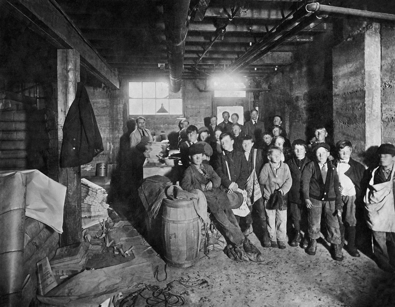 Gutter henter papirer for å selge, USA, ca. 1919 (s/hvitt-bilde) av Unbekannt