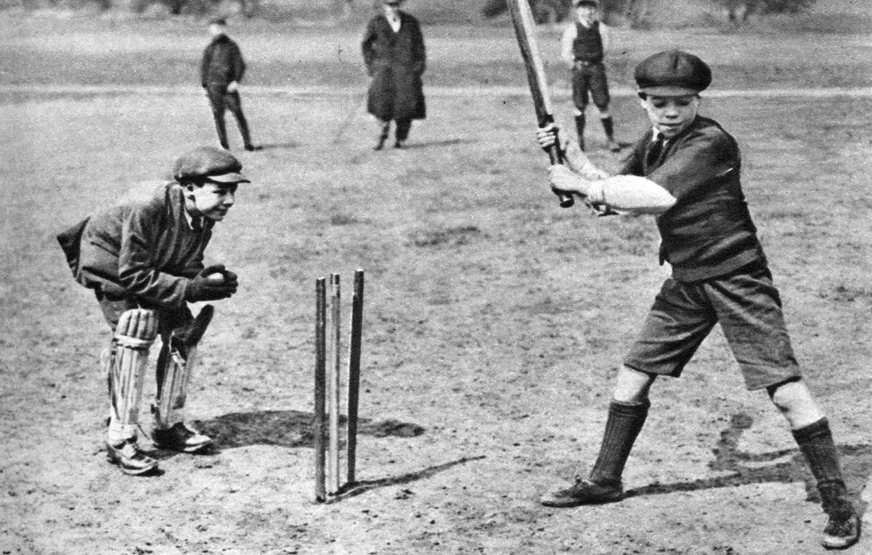 Gutter som spiller cricket i Parliament Hill Fields, London, 1926-1927 av Unbekannt