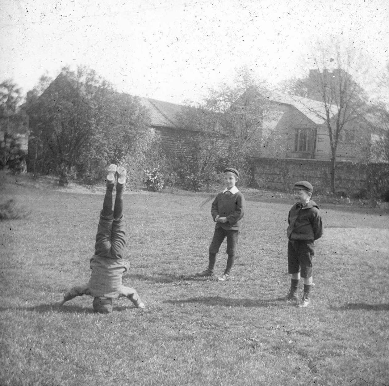 Gutter som leker, tidlig på 1900-tallet av Unbekannt