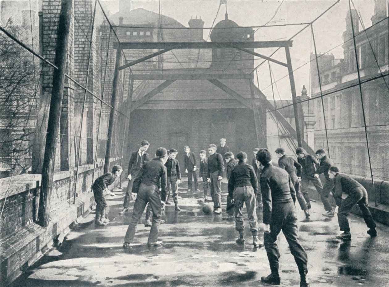 Gutter som spiller fotball på taket av St Pauls Cathedral Choir School, London, c1901 1901 av Unbekannt