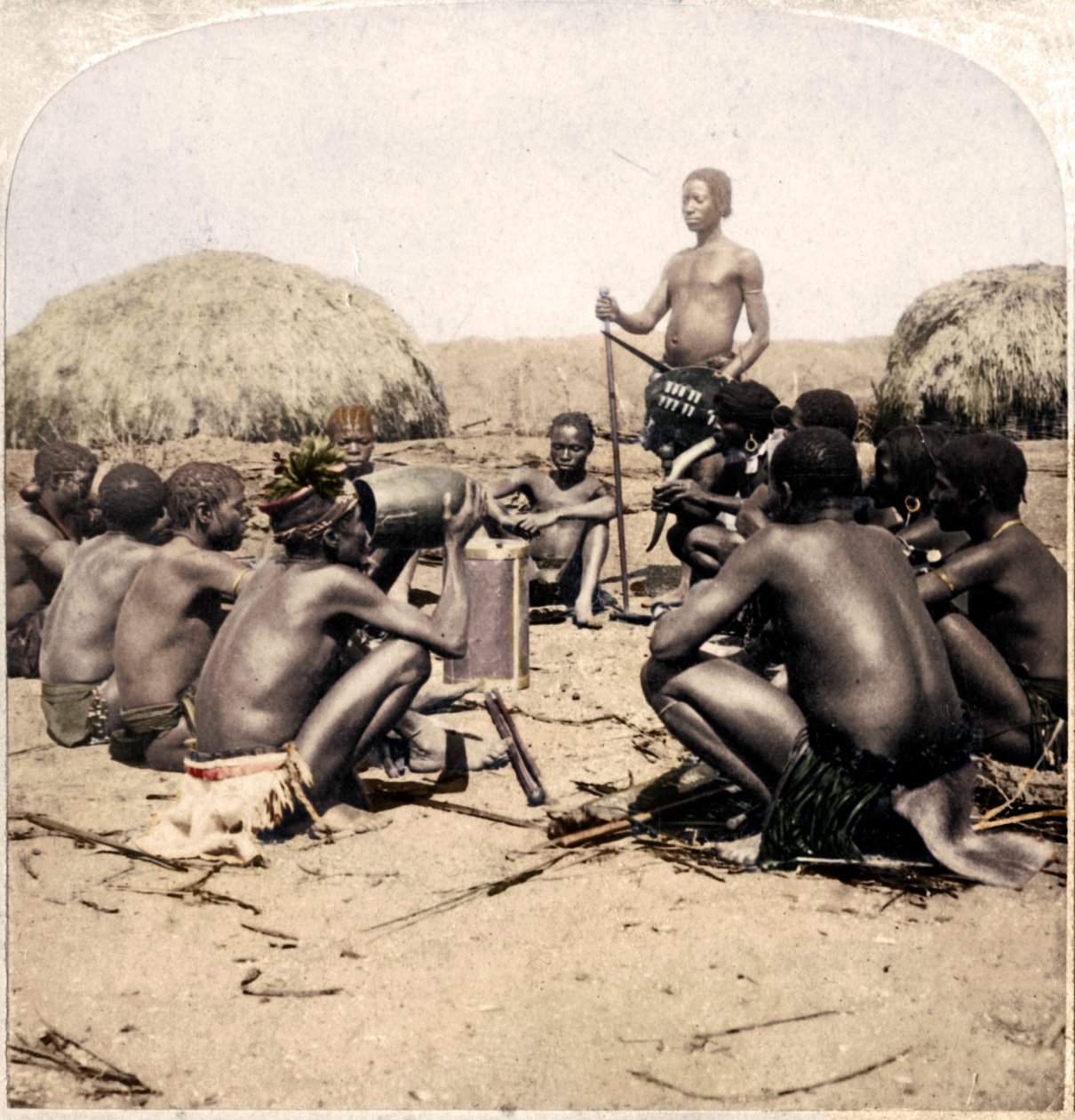 Braves of a Zulu Village holder et råd, nær Umlaloose River, Zululand, S.A., 1901 av Unbekannt