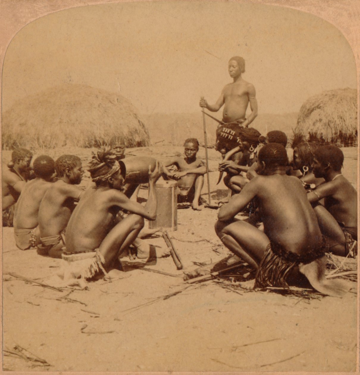 Braves of a Zulu Village holder et råd, nær Umlaloose River, Zululand, S.A., 1901 av Unbekannt