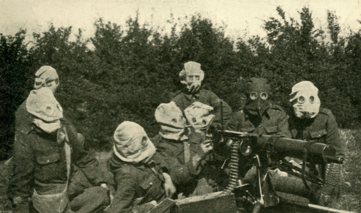 ...britisk maskingeværseksjon iført antigassmasker, første verdenskrig, 1914-1918, c1920. av Unbekannt