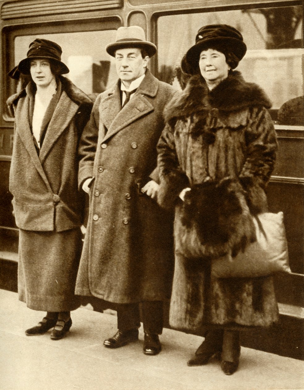 Den britiske statsministeren Stanley Baldwin med sin kone og datter, London, 27. januar 1923, 1935. av Unbekannt