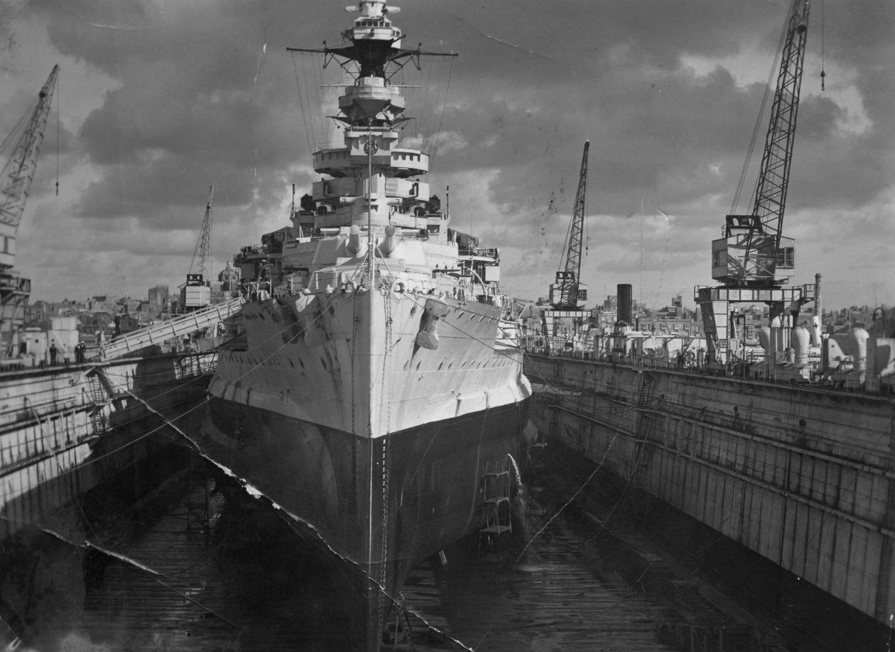 Britisk slagskip HMS Malaya i en flytebrygge, Malta, c1937 av Unbekannt