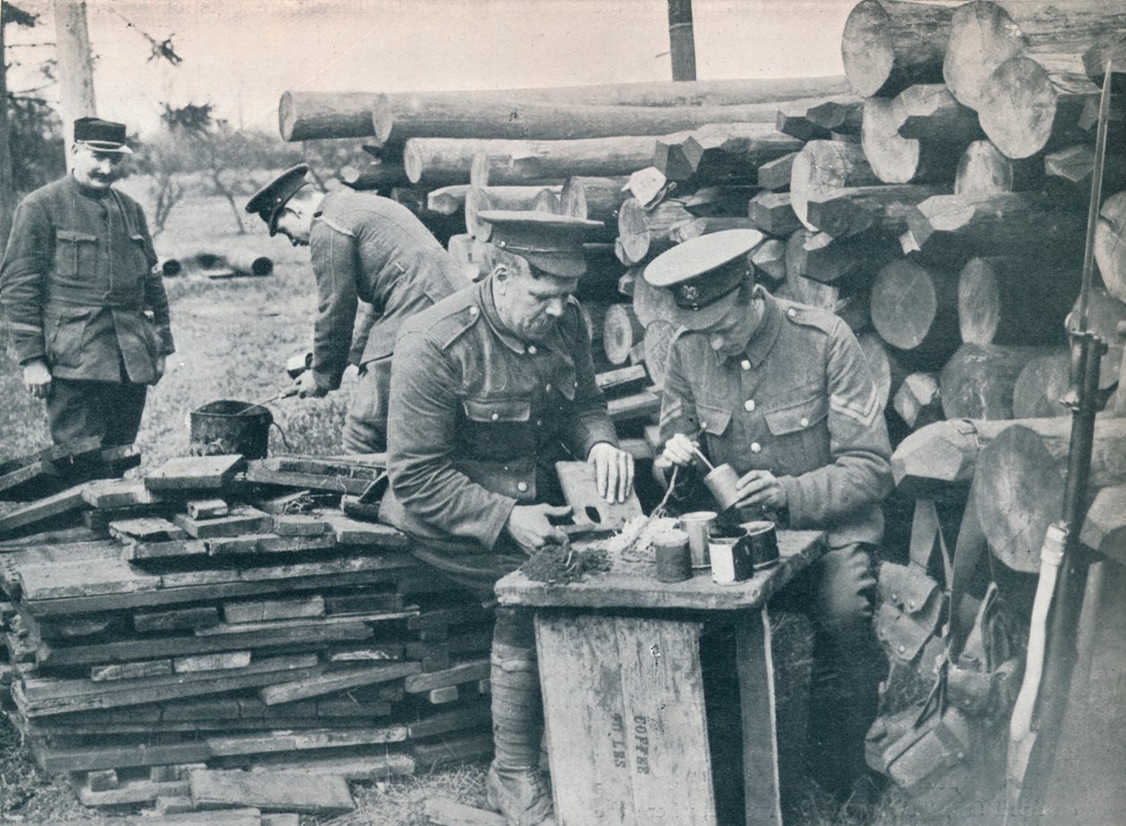 Britiske ingeniører med ekspedisjonsstyrken lager håndgranater av tobakksbokser, c1914 av Unbekannt