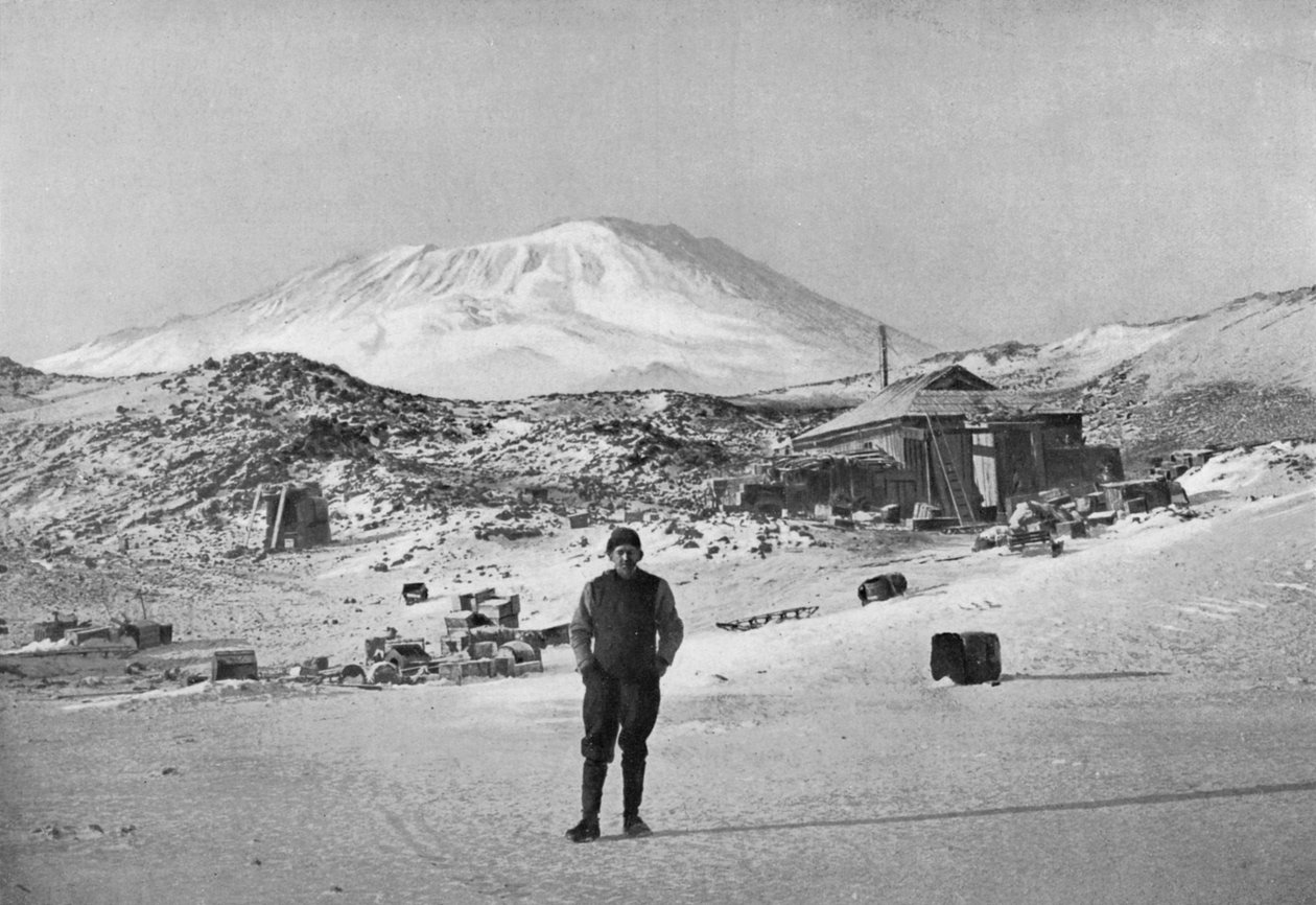Den britiske oppdageren Ernest Shackleton ved Cape Royds base camp, Antarktis, 1908 av Unbekannt