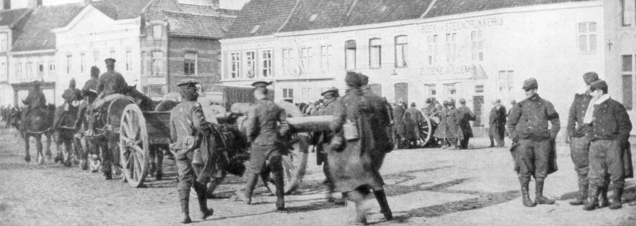 Britisk hestetrukket artilleri i en belgisk landsby, august 1914 av Unbekannt