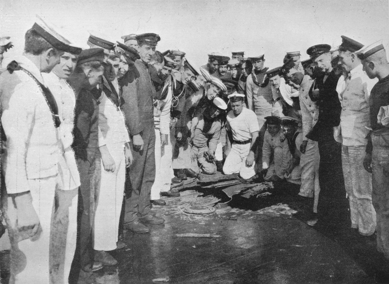 Britiske sjømenn rundt et hull i dekket på fartøyet deres, 1915 av Unbekannt