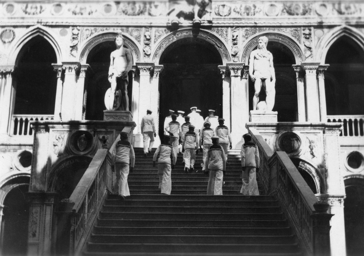 Britiske sjømenn besøker Doges-palasset, Venezia, Italia, 1938 av Unbekannt