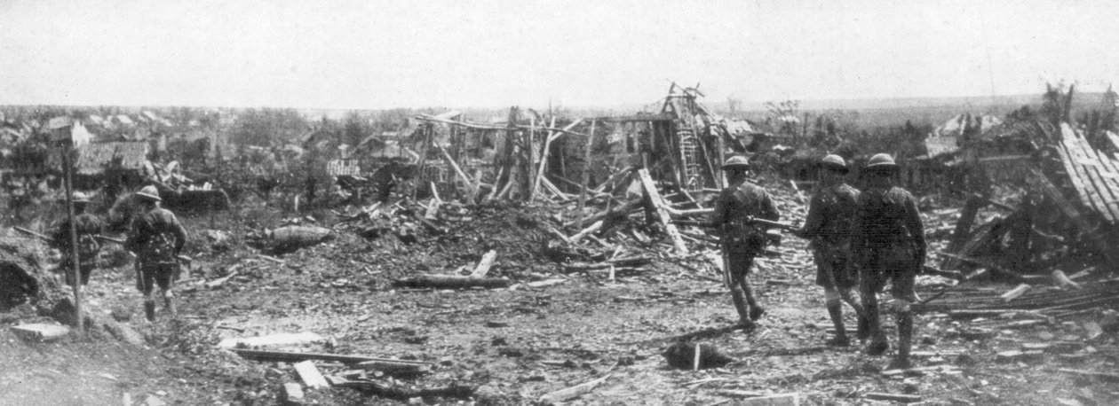 Britiske soldater utforsker ruinene av Albert, Somme, Frankrike, 22. august 1918 av Unbekannt