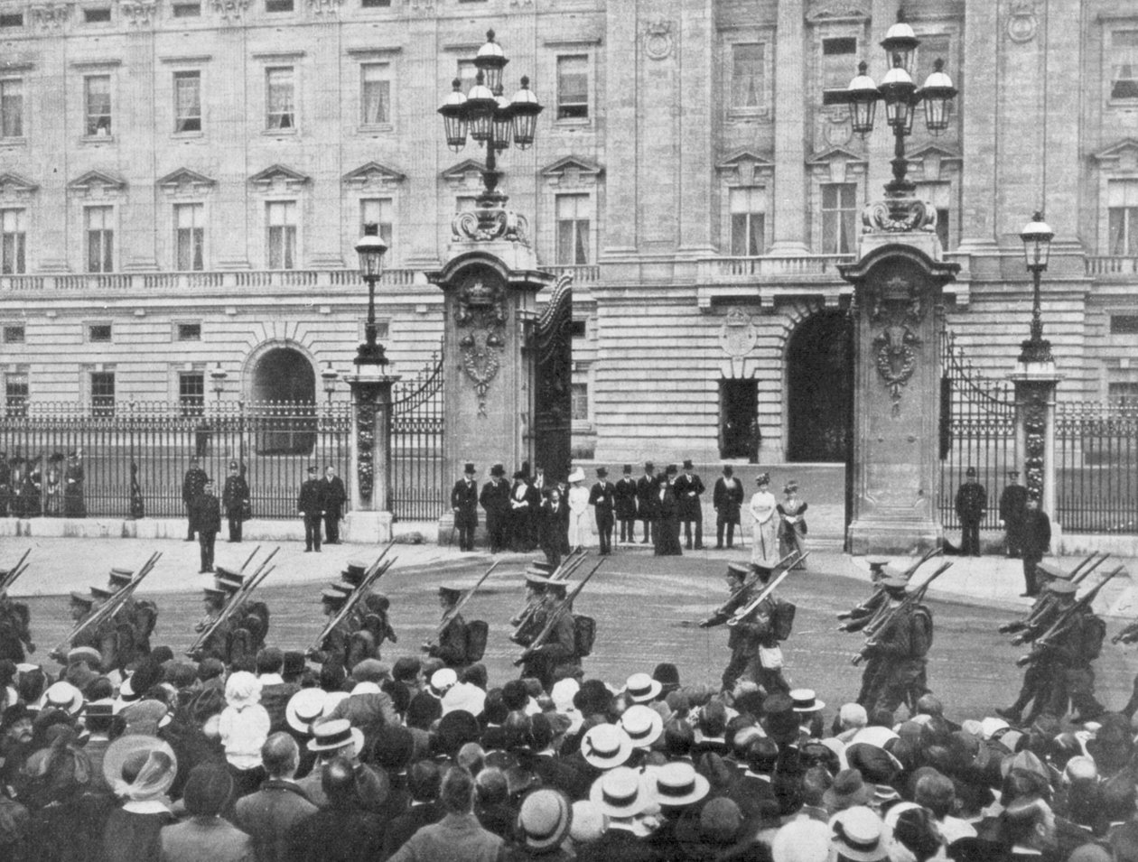 Britiske soldater marsjerte forbi Buckingham Palace, London, august 1914 av Unbekannt