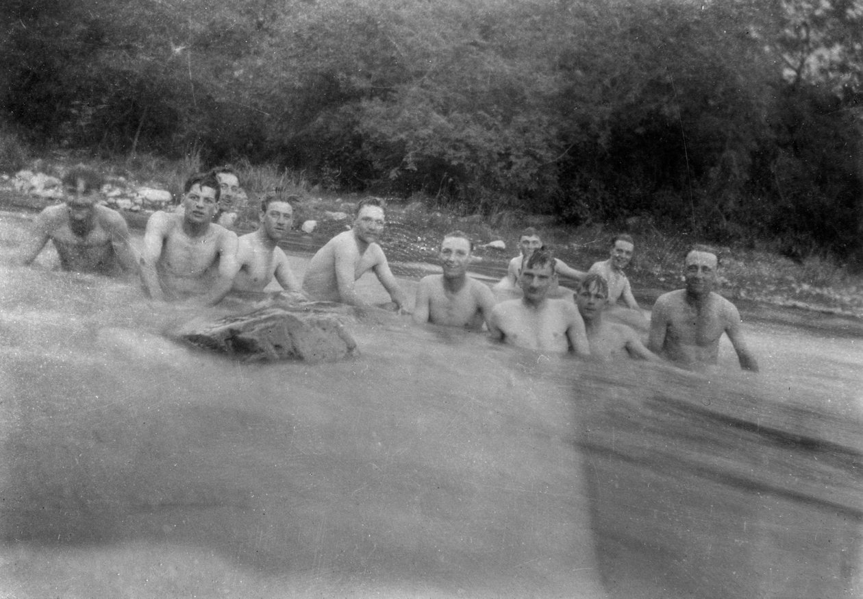 Britiske soldater som vasker seg i en fjellbekk, Kalsi, India, 1917 av Unbekannt