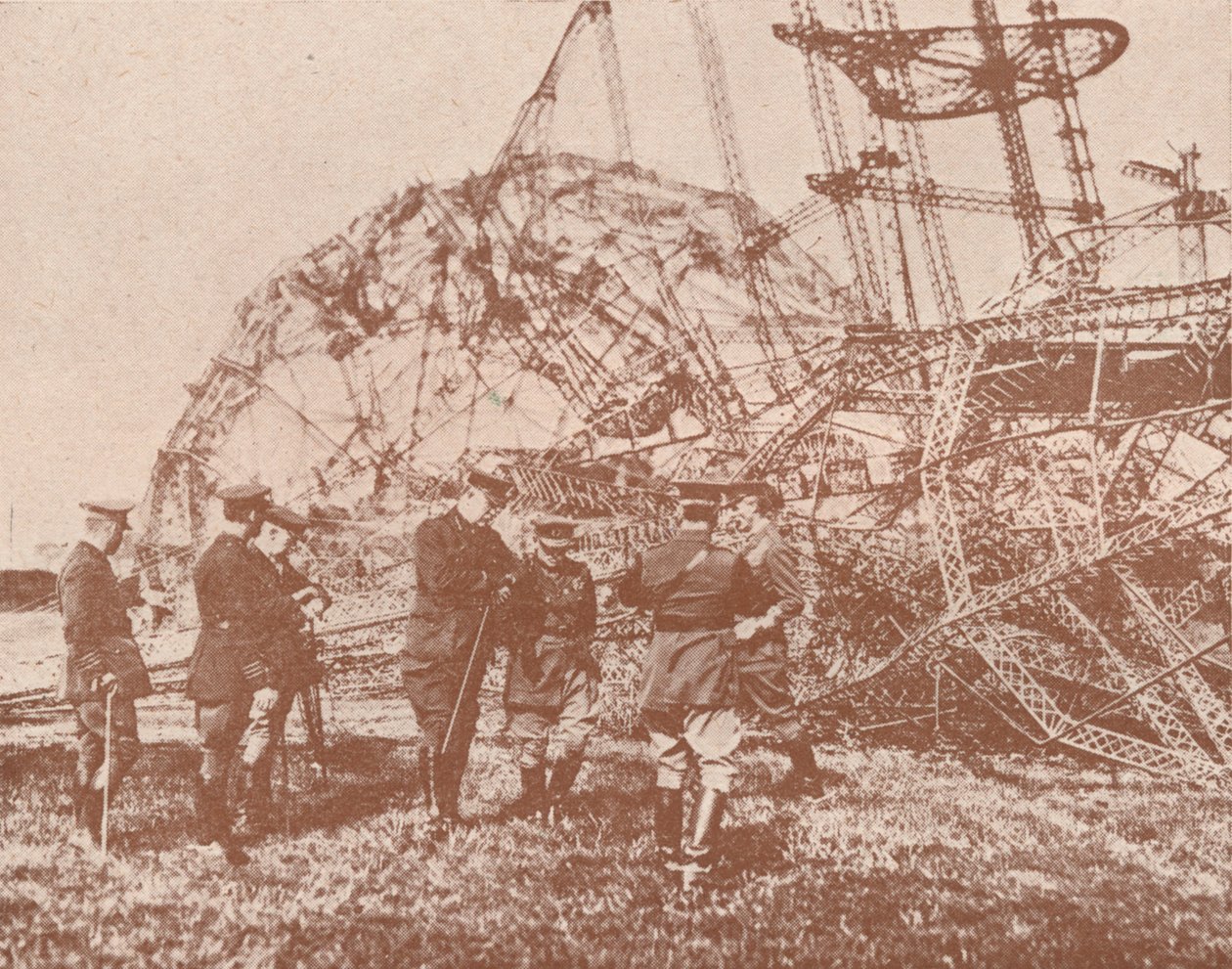 Britiske stabsoffiserer undersøker vraket av en Zeppelin som ble brakt ned i England, c1917 1919 av Unbekannt