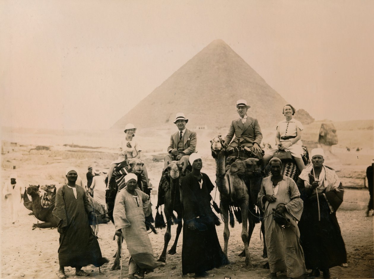 Britiske turister satt på kameler foran Den store pyramiden, Giza, Egypt, 1936 av Unbekannt