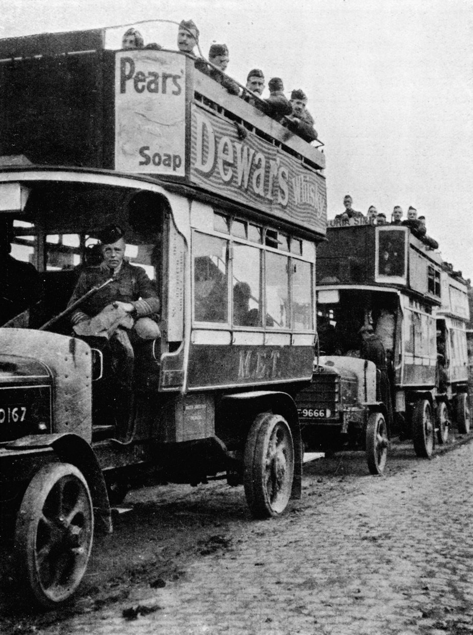 Britiske tropper ble flyttet til en ny del av linjen med motorbusser, 1915 av Unbekannt