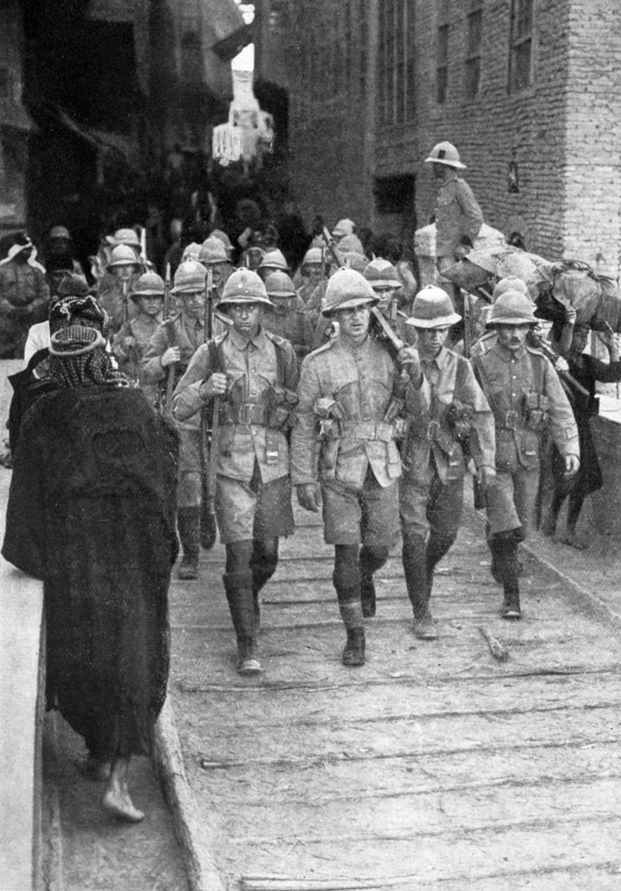 Britiske tropper på vei til Bagdad, første verdenskrig, 1917, c1920 av Unbekannt