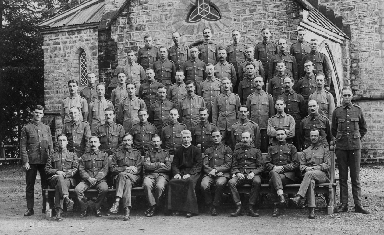 Britiske tropper utenfor garnisonkirken, Chakrata, 1917 av Unbekannt