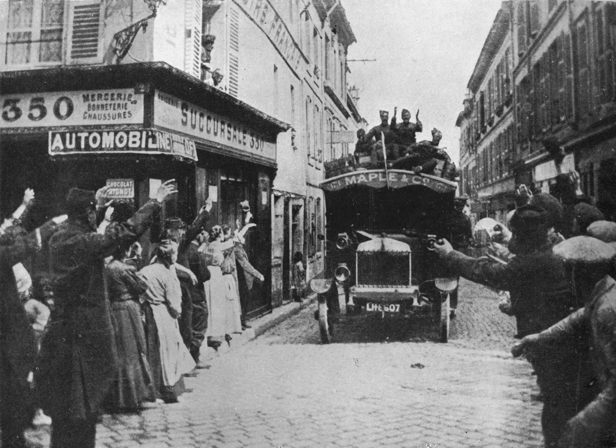 Britiske tropper mottar en velkomst når de ankommer med varebil til en fransk by, 1915 av Unbekannt
