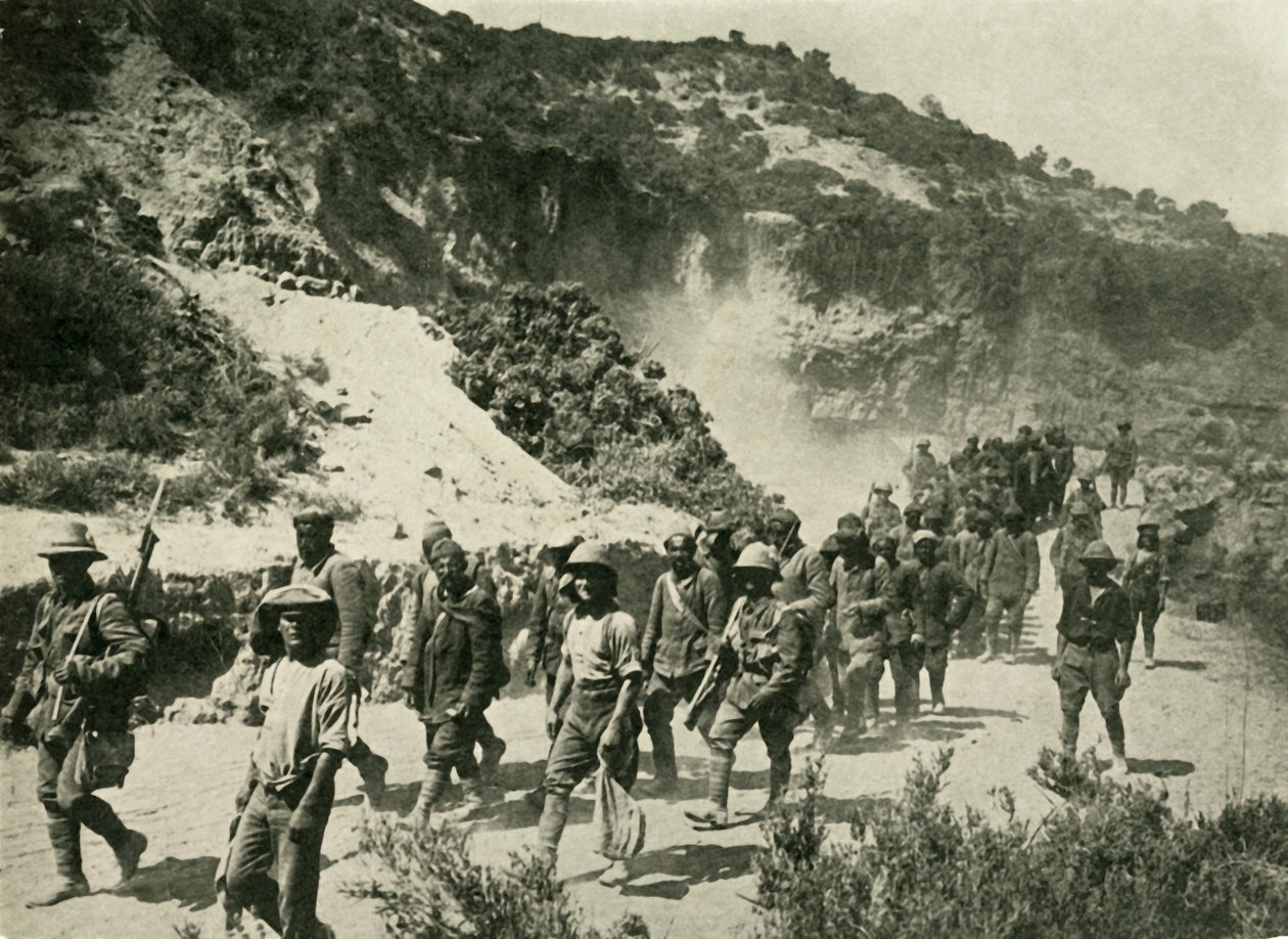 Britiske tropper med tyrkiske fanger, første verdenskrig, 1915, c1920. av Unbekannt