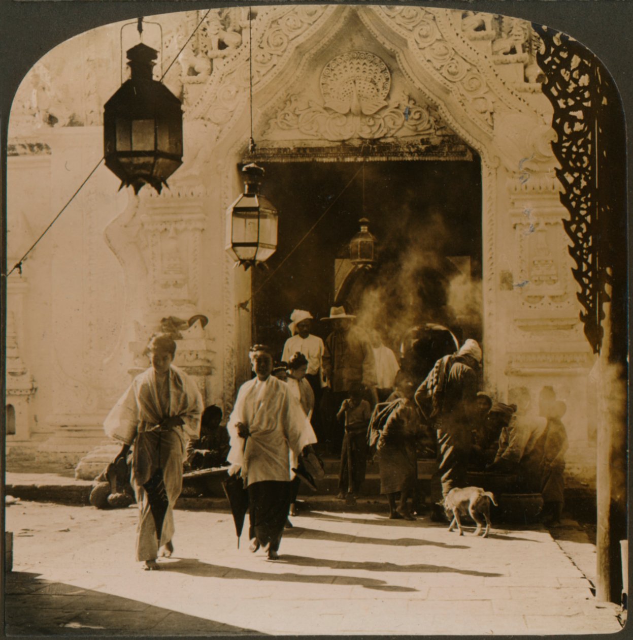 Burmesiske damer på vei til basaren, Mandalay, Burma, 1907 av Unbekannt