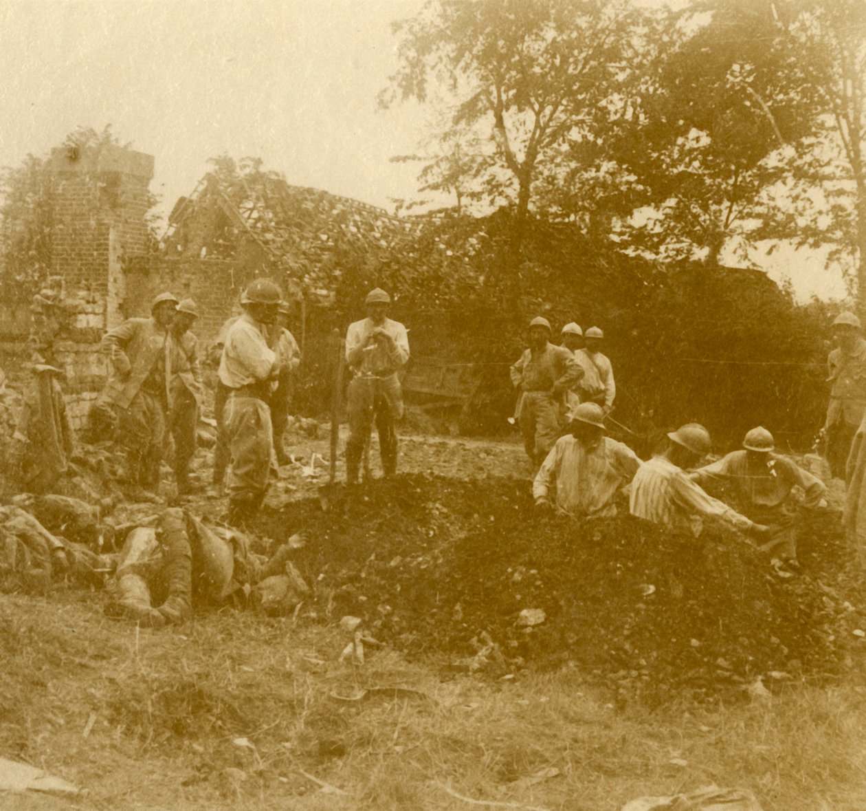 Begrave de døde, c1914-c1918 av Unbekannt