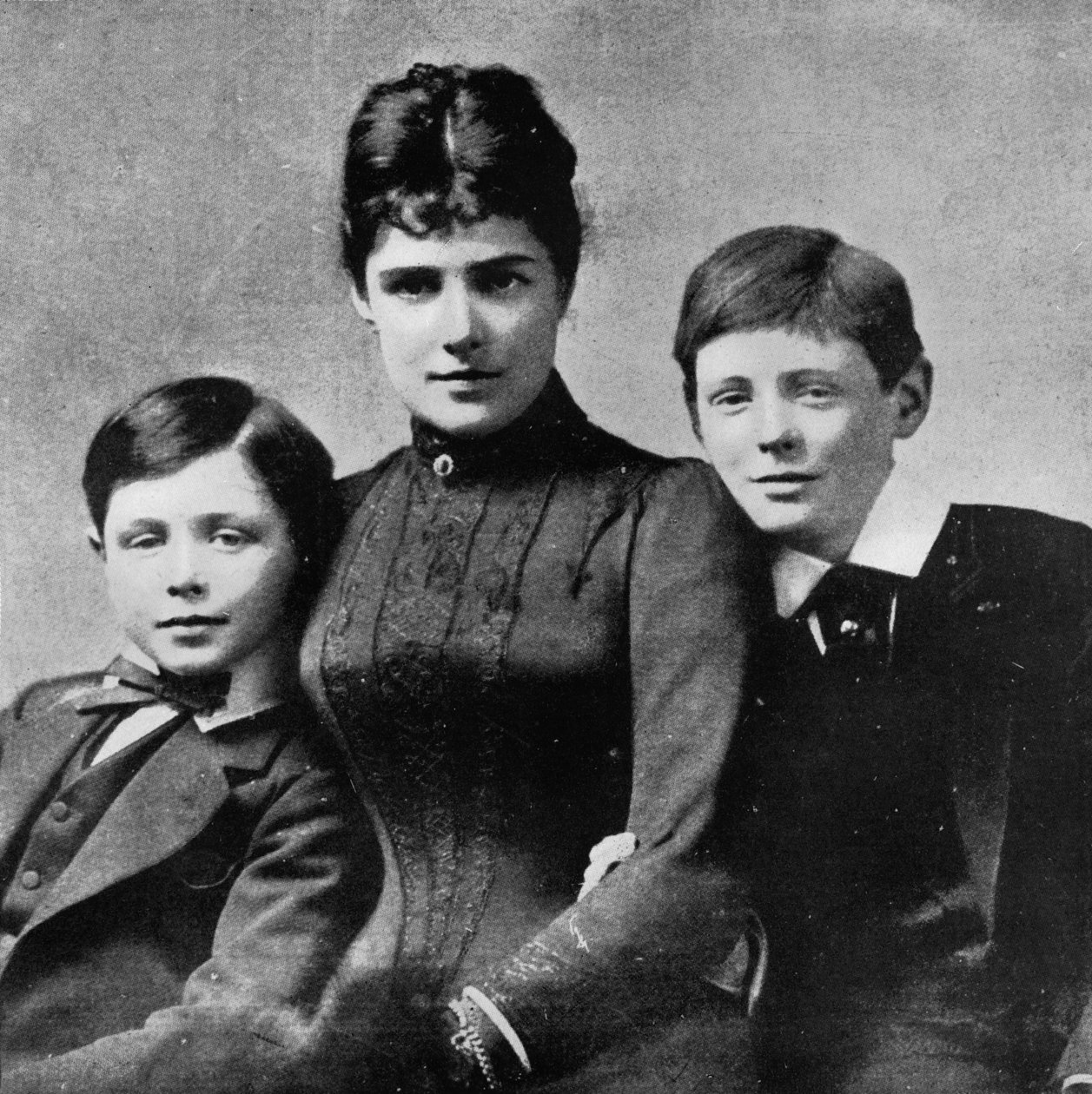 Men lykken kunne i det minste finnes hjemme hos mor og bror John, 1889, 1945 av Unbekannt