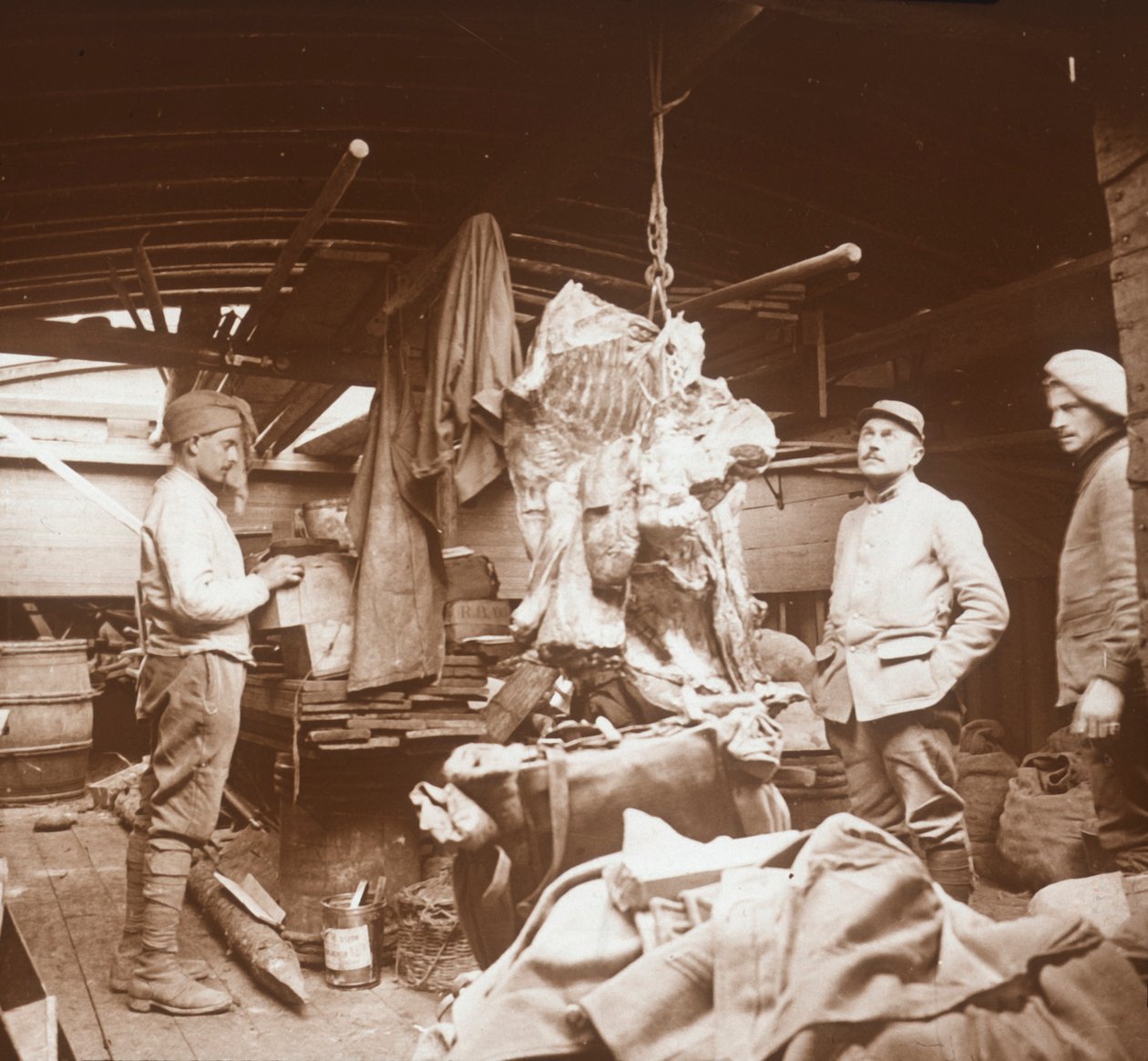 Slaktere på en lekter, Somme, Nord-Frankrike, c1914-c1918 av Unbekannt