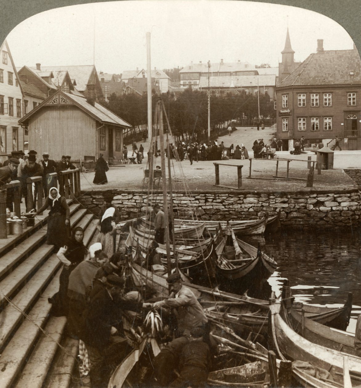 Kjøper fisk i en travel arktisk handelshavn, Tromsø 69° 38 N. Lat., Nord-Norge, 1902. av Unbekannt