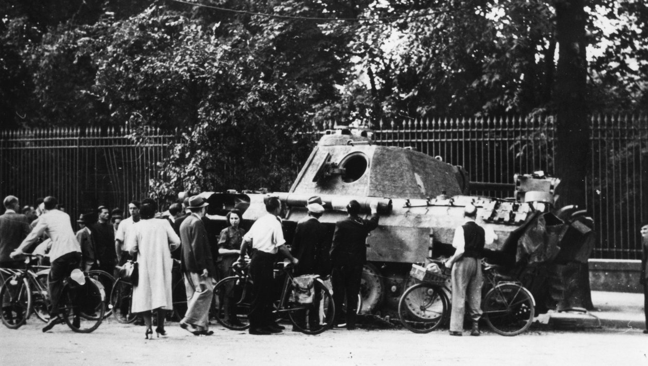 Tilskuere undersøker en forlatt tank på Rue de Medicis, frigjøring av Paris, august 1944 av Unbekannt