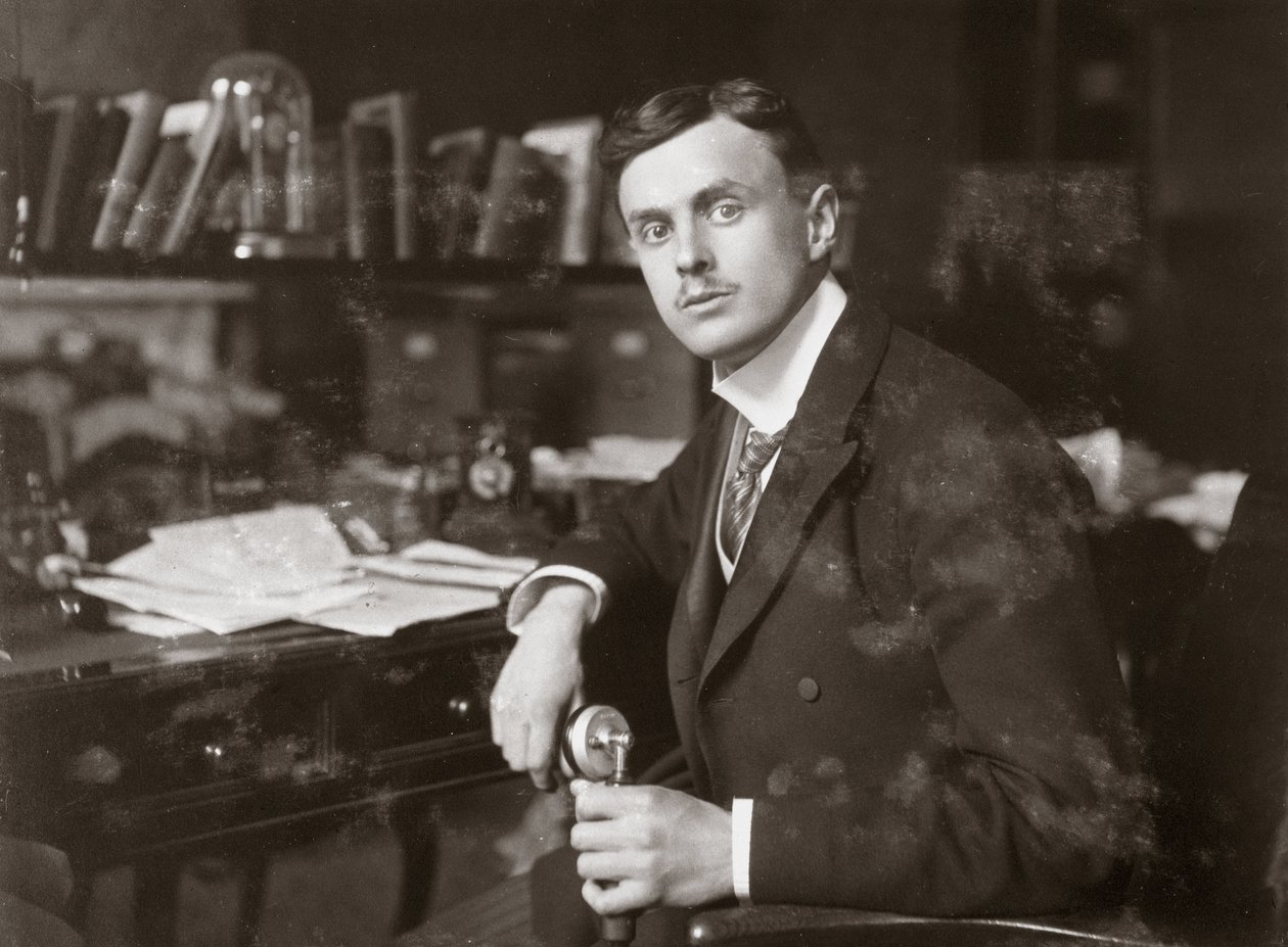 C S Rolls sitter ved skrivebordet sitt, ca 1902 av Unbekannt