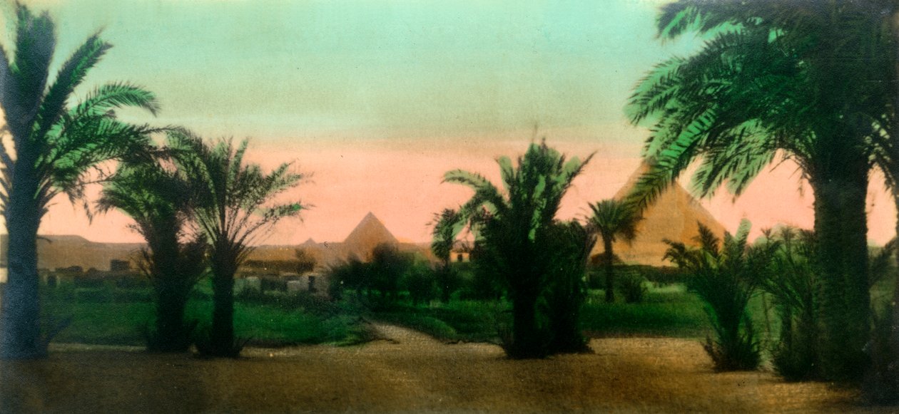 Kairo: Landsby nær Gizeh-pyramidene, c1918-c1939. av Unbekannt