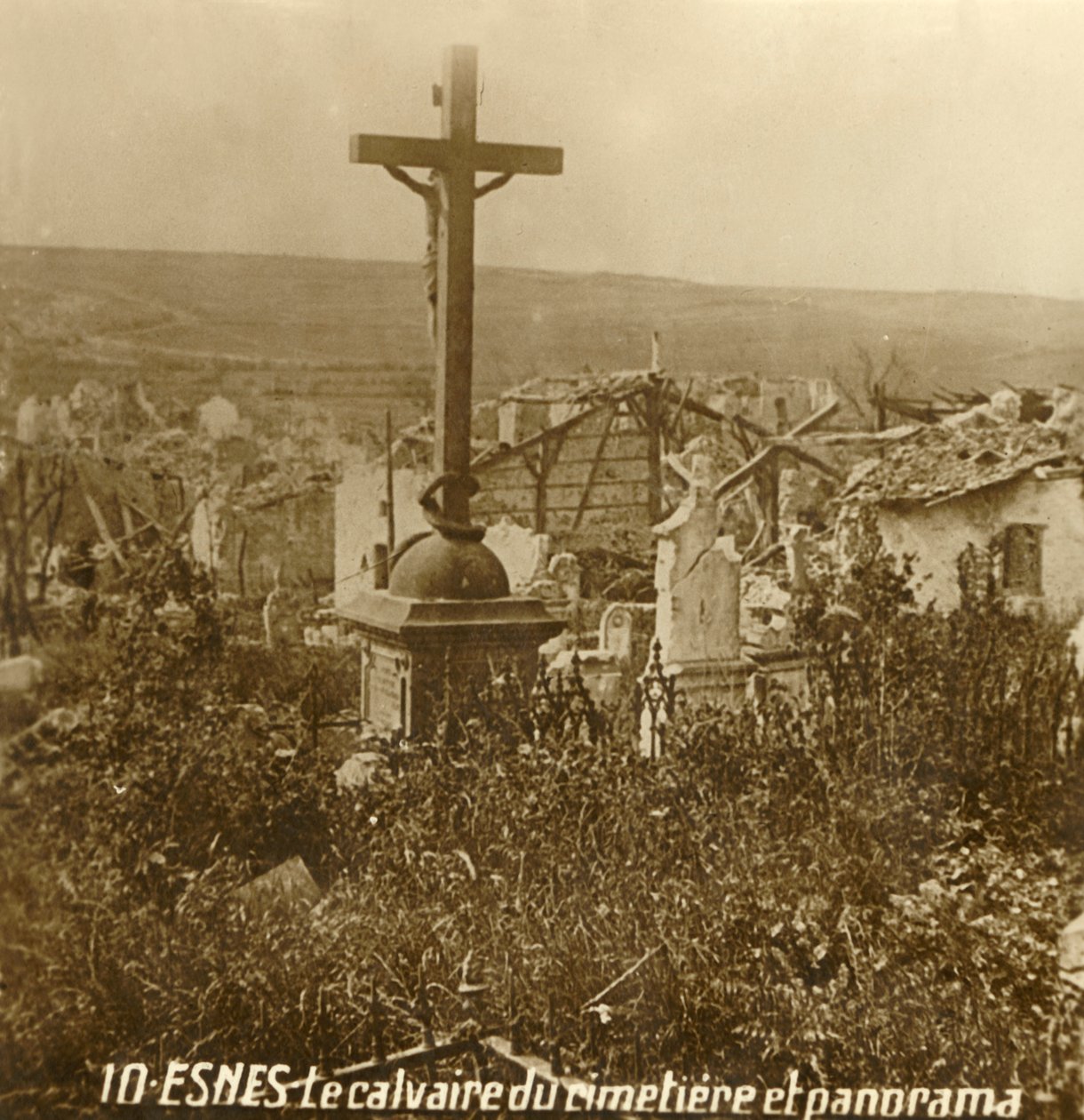 Golgata på kirkegården i Esnes, Nord-Frankrike, c1914-c1918 av Unbekannt