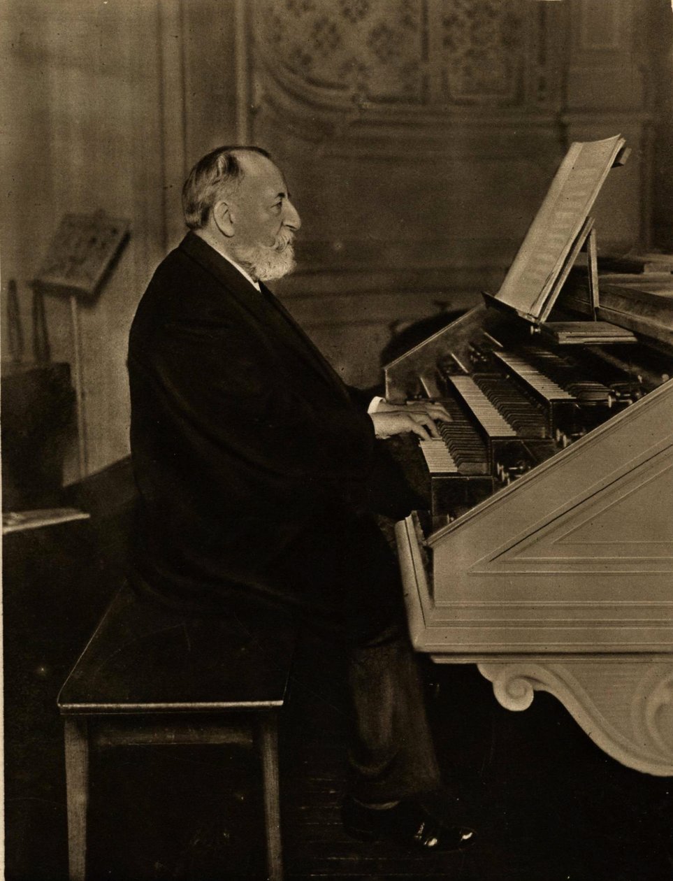 Camille Saint-Saëns 1835-1921 ved orgelet, 1913. av Unbekannt