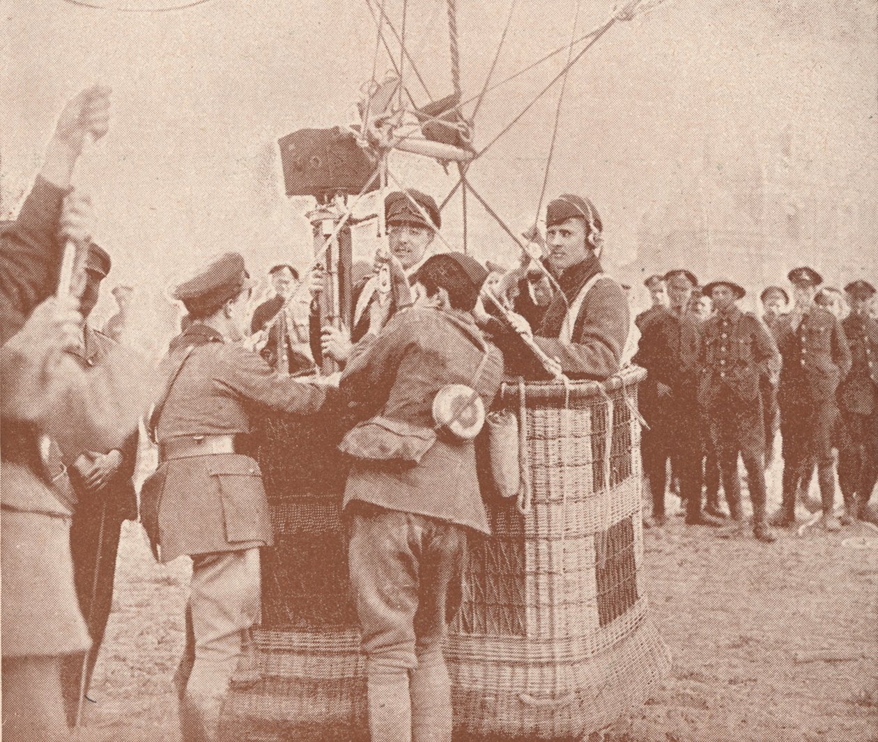 Kanadisk offisiell kinematograf og assistent klar til å stige opp i en drageballong, c1917 1919 av Unbekannt