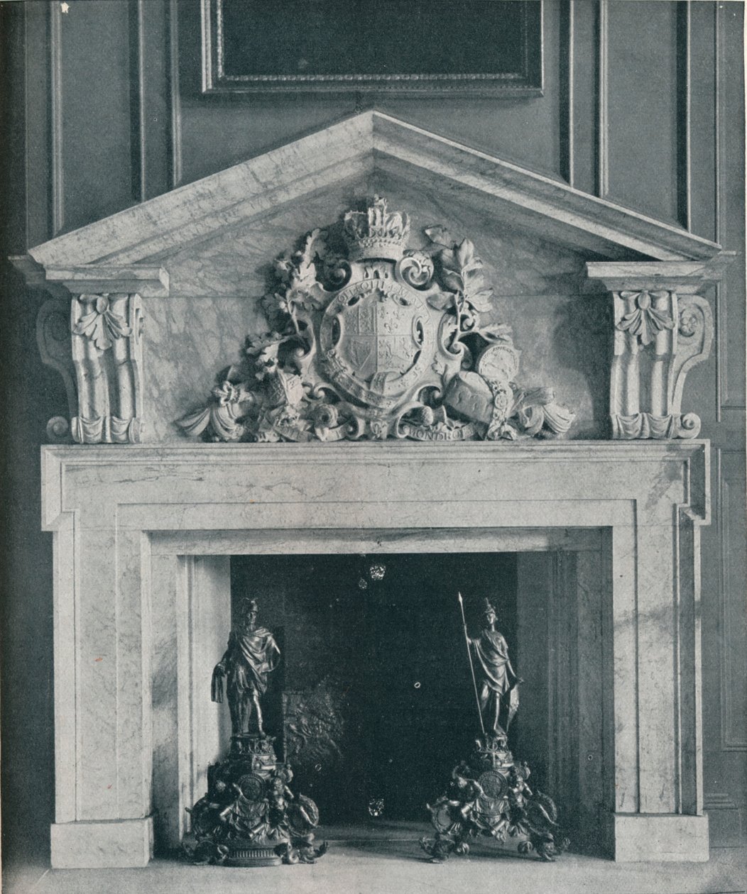 Utskåret marmorskorstein av William Kent 1685-1748. I den offentlige spisesalen på Hampton Court, av Unbekannt