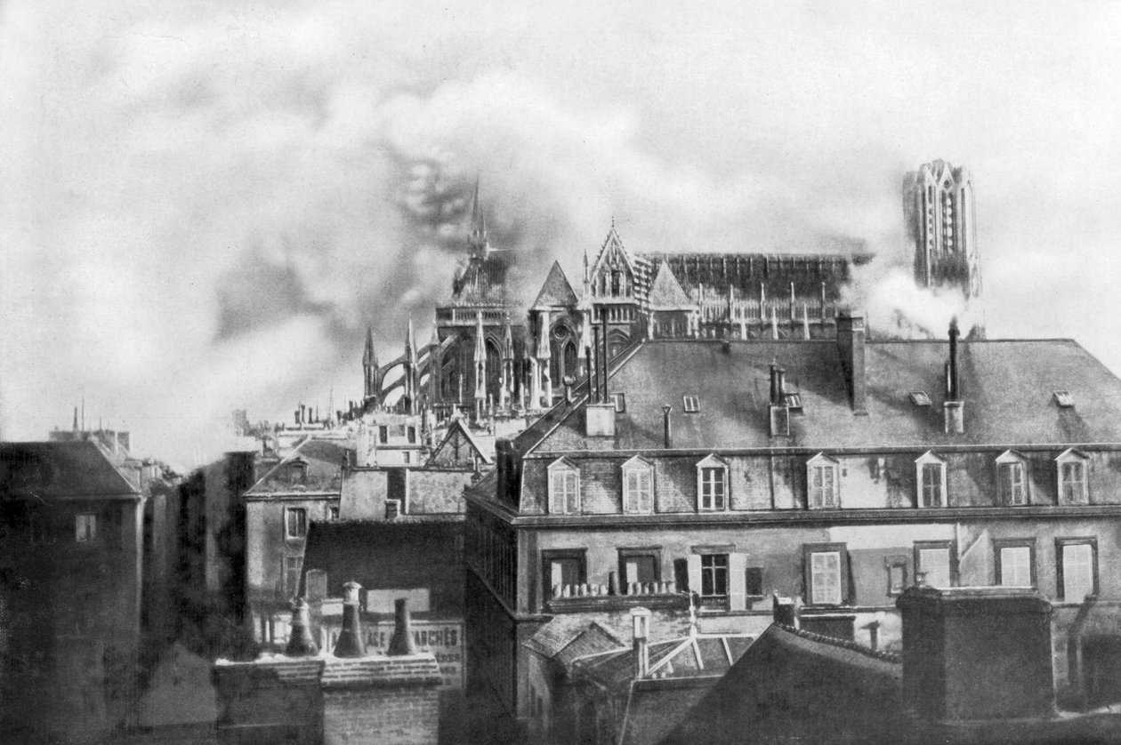 Katedralen i Reims i brann etter tysk bombing, Frankrike, 1914 av Unbekannt