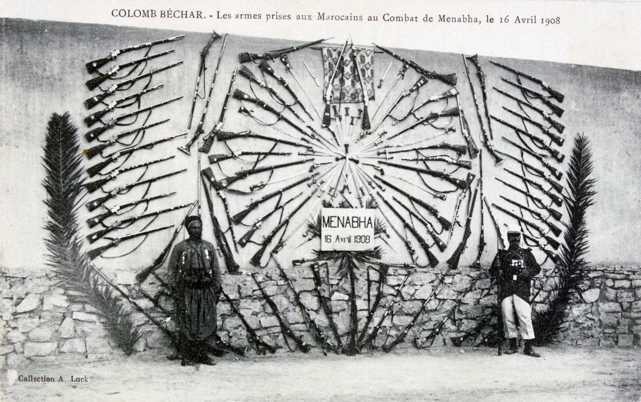 Fangede våpen fra slaget ved Menabha, Colomb-Béchar, Algerie, c1910 av Unbekannt