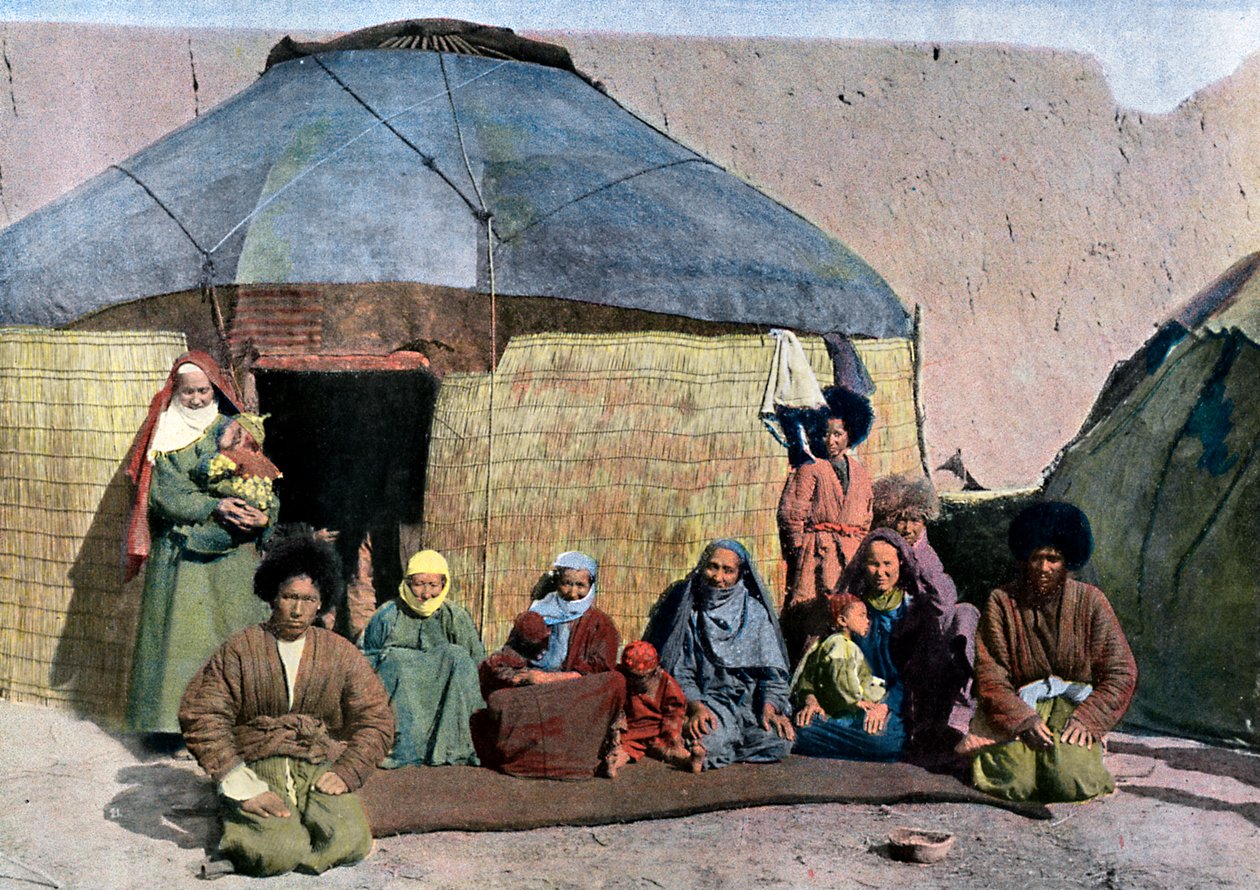 Sentralasiatisk familie utenfor huset deres, c1890 av Unbekannt