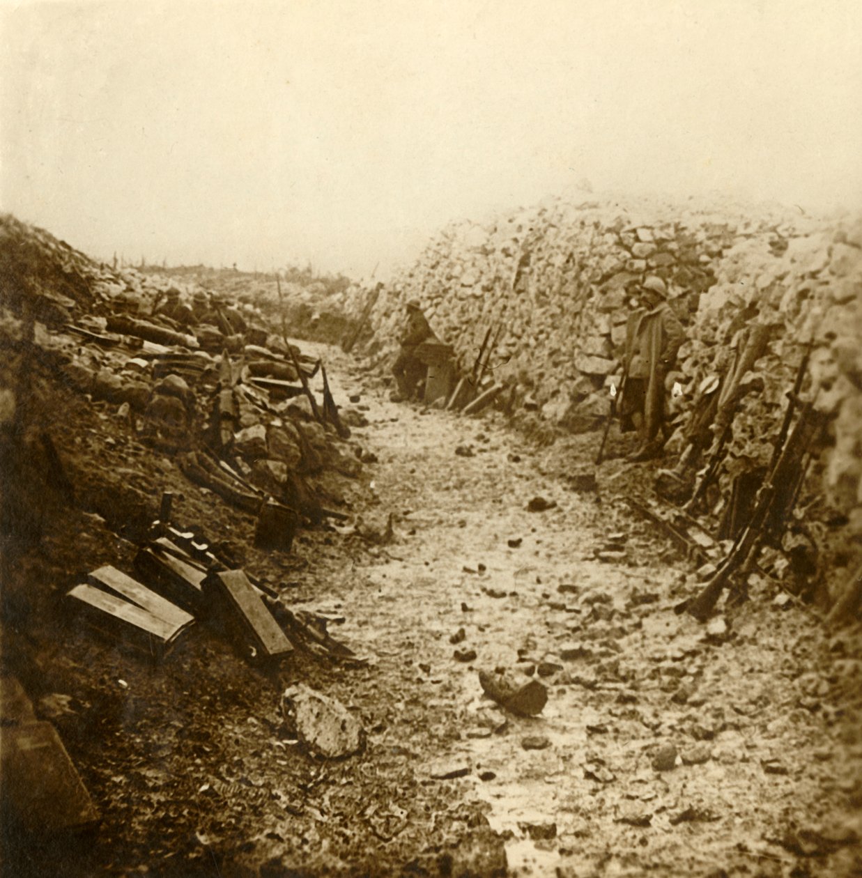 Sentral telefonpost i Froideterre, Verdun, Nord-Frankrike, c1916 av Unbekannt