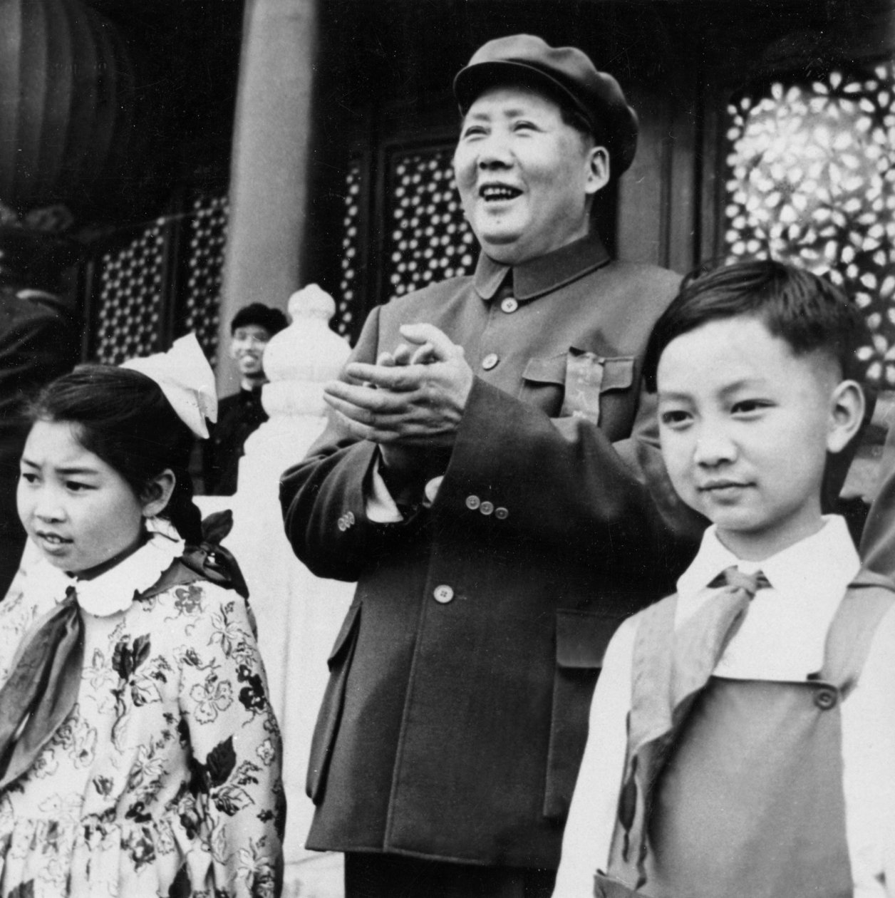 Styreleder Mao Zedong applauderer paradere fra talerstolen på Tien An Men i Beijing, Kina av Unbekannt
